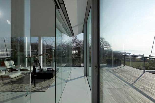 60 cm breite Zwischenraum von Innen- und Außenglasfassade dient als Klimapuffer und Windfang.