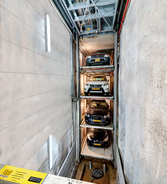 Voll automatisch wird das Fahrzeug beim Slimparker vertikal in die schmale unterirdische Garage herabgelassen und eingeparkt.