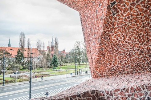 An der Außenfassade und im Konzertsaal zeigt sich ein roter Stein, wie er auch die Backsteingotik der Altstadt bestimmt<br />