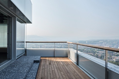 Auf jedem zweiten Geschoss können die Mitarbeiter auf der Terrasse Höhenluft schnuppern.