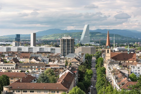 Die gebänderte Fassade betont die Horizontale, ...<br />