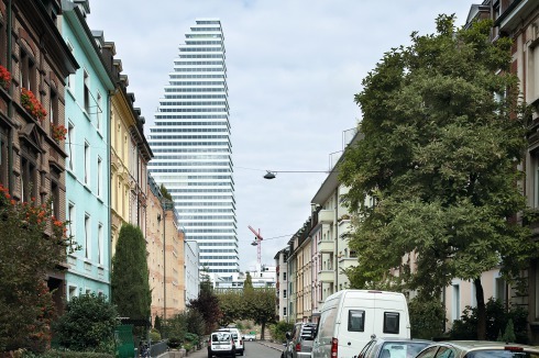 Der Turm führt in Basel einen völlig neuen Maßstab ein: der Bau Eins auf dem Roche-Areal am Rhein.<br />