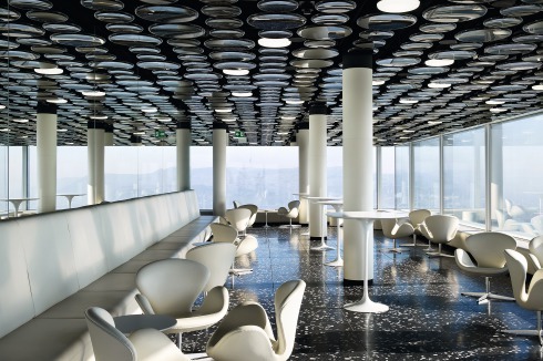 In der Cafeteria im 38. Stock spielgelt sich die grandiose Aussicht an den Wänden<br />
