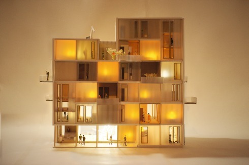 <strong><span class="Bold">Arrival City 4.0</span></strong> Drexler Guinand Jauslin Architekten aus Frankfurt schlagen ein ausbaufähiges Konzept vor: Der Rohbau dient als Notunterkunft in Zelten und Containern. Im Lauf der Zeit praktizieren die Bewohner Hilfe zur Selbsthilfe und bauen Wohn- und Gewerbeeinheiten aus. Ein umstrittenes Projekt, das aber als eines der wenigen die Flüchtlinge aktiv beteiligt.<br />