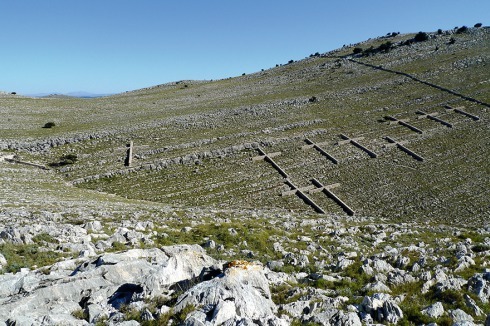 Mahnmal von Nicola Basic für 12 verunglückte Feuerwehrmänner auf der kroatischen Insel Kornat. Es besteht aus zwölf Kreuzen, die als traditionelle Trockenmauern von 3000 Freiwilligen errichtet wurden.<br />