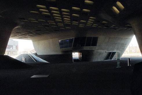 Versprechung und Realität des öffentlichen Raums: Erdgeschoss im Wissenschaftsmuseum Phaeno von Zaha Hadid, 2005<br />