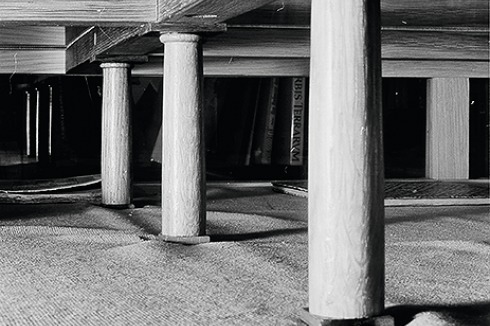 Vitrine als „antike Säulenhalle“, mit statisch unmöglichen Tragweiten, im Antiquaritat Löcker, Wien 1970<br />