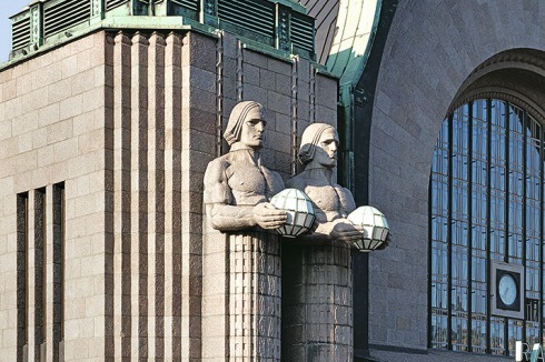 Mächtige Figuren am Eingang zum Hauptbahn­hof (1914) von Eliel Saarinen<br />