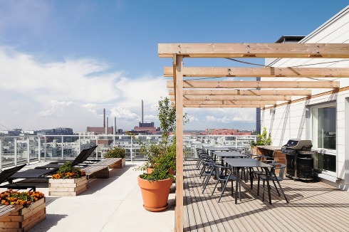 Die Dachterrasse vor der Saune ist ein Ort für die Hausgemeinschaft<br />