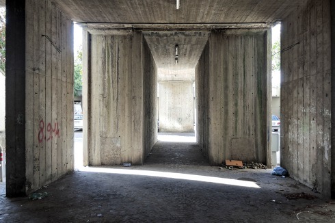 Das Erdgeschoss, ein dunkler Raum mit Schotten und Abstellräumen, ist in manchen Bereichen über Brücken mit der Straße verbunden.<br />
