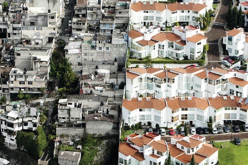 <strong>Tatiana Bilbao Estudio mit Rozana Montiel, Estudio de Arquitectura, Dellekamp Arquitectos und Alejandro Hernández, Mexiko</strong><br />Ungleichheit und Reichtumsverteilung.<br />