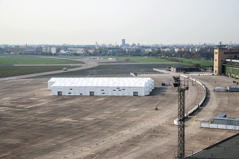 Leichtbauhalle für Flüchtlinge auf dem Tempelhofer Feld, Berlin<br />