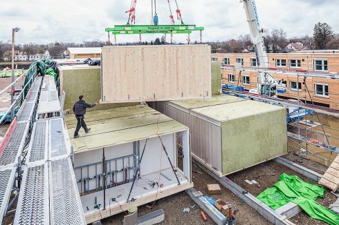Unterkünfte für Asylbewerber aus der Feldfabrik der Firma LiWooD in München<br />