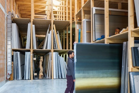 Das Kunstlager: unverputzte Ziegelwände und ein raumfüllendes Regalsystem als Fortführung des Dachstuhls<br />