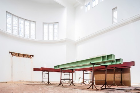 Vorbereitung für den Durchbruch und erfolgte Öff­nung der Wände des deutschen Pavillons – oben durch die Apsis, unten durch zwei Wände des linken Pavillonflügels.<br />