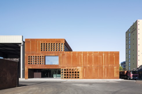 Gestanzte Öffnungen, Ornamentfugen und verschiedene Plattengrößen gliedern die Fassade.<br />