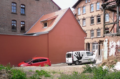 Das gleiche Haus von hinten, mit Blick vom Hof auf die Straße.<br />