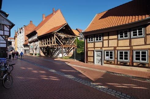 Das Günter-Grass-Archiv ist der kleine, aber prominente Nachbar des geplanten Galeriegebäudes. Auf dem Bild, das den Wettbewerbsteilnehmern als Visualisierungsgrundlage diente, wirkt das umge­baute Fachwerkhaus mit den Ratten unter den Fenstern sehr breit. <br />