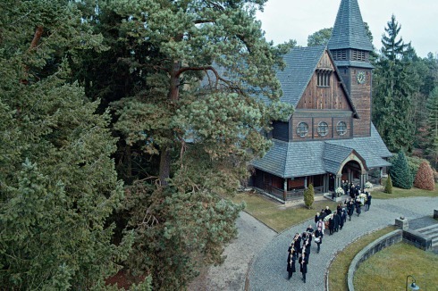 Im Südwestkirchhof Stahnsdorf trägt Cate Blanchett als Trauerrednerin die Manifeste der Dadaisten vor.Im Bild: die hölzerne Friedhofskapelle  (Gustav Werner, 1908-11)<br />