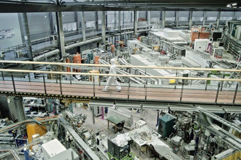 ... die Speicherringhalle BESSY II des Helmholtz-Zentrums Berlin in Adlershof (Brenner + Partner, 1998)... <br />