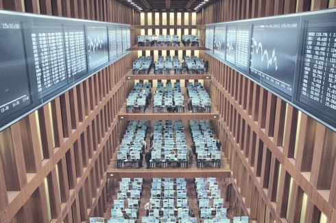 Die Börsenmaklerin zitiert die Futuristen, während die Kamera langsam durch das Atrium des Jacob-und-Wilhelm-Grimm-Zentrum (Max Dudler, 2009) gleitet.<br />