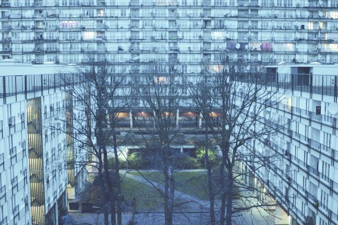 Der Filmloop "Arbeiterin in einer Müllverbrennungsanlage" beginnt frühmorgens in einer engen Wohnung im "Sozialpalast" (Jürgen Sawade, 1977) ...<br />