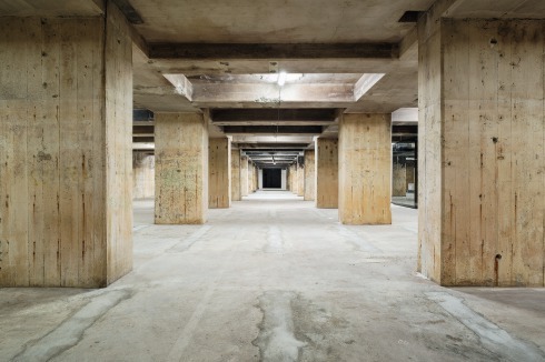 Der weitläufige Ausstellungsraum im Untergeschoss wird von massiven, in einem regelmäßigen Raster stehenden Stützen gegliedert.<br />