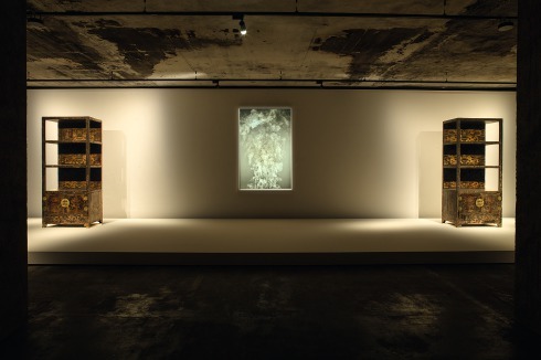 Kaiserlich-chinesischen Möbeln wird zeitgenössische Kunst gegenübergestellt, hier ein Werk von Adam Fuss.<br />