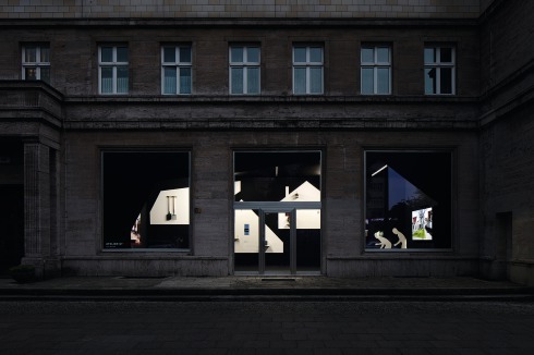 Das leicht finster Dräuende des Arrangements stimmt den Besucher darauf ein, dass auch ein Architekturfilm Thrill besitzen kann<br />