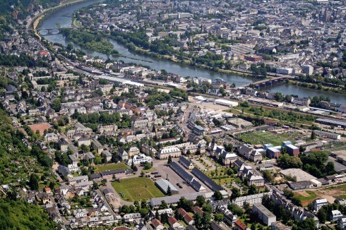 Blick nach Nordosten über Trier-West, im Vordergrund die ehemalige Jägerkaserne<br />