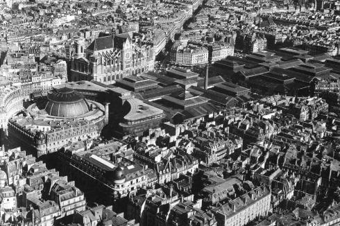 Die zentralen zwölf Markthallen von Victor Baltard aus dem Jahr 1851, links davon der Rundbau der alten Börse und die Rue du Louvre. Die Hallen wurden 1969–1971 abgerissen. 1979 eröffnete das „Forum les Halles“, ein Einkaufszentrum von Claude Vasconi und Georges Pencreac’h um einen zentralen, tiefer gelegten Platz. Daneben entstand 1986 ein Stadtpark.<br />