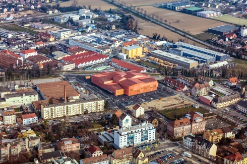 „Le Forum“ steht etwas abseits vom Zentrum in einem Mischgebiet mit Schule, Wohnbauten und Industriebetrieben<br />