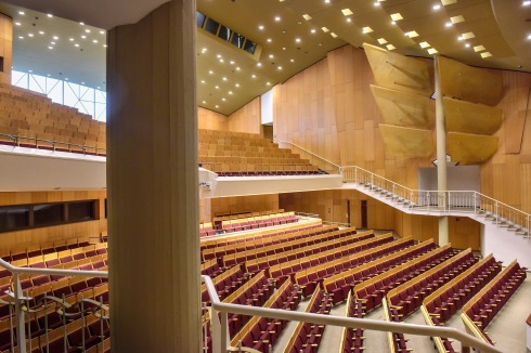Der Zuschauersaal wird über ein großes Fenster natür­lich belichtet – ein wichtiges Element für die oft mehrere Wochen hier probenden Gastensembles.<br />