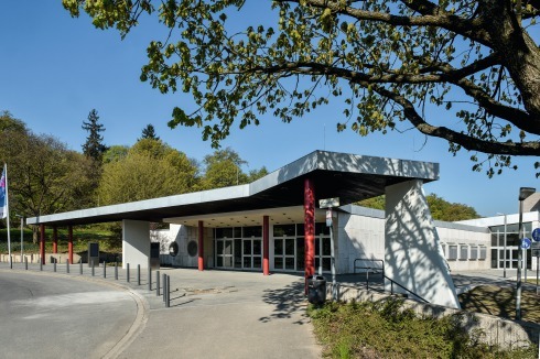 Der Eingang auf der Ost­seite. Außen wurde die ursprüngliche Farbigkeit der Rundstützen wieder hergestellt.<br />