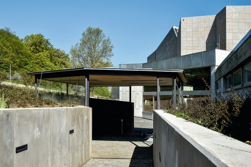 Statt eines provisorischen Zelts wartet ein kleiner Pavillon auf die Raucher unter den Besuchern.<br />