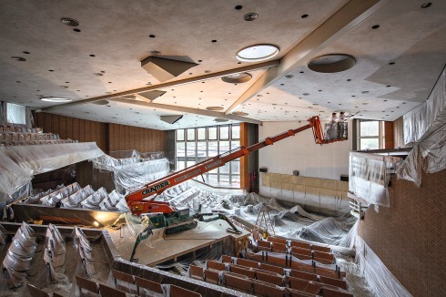 Die Aula, hier während der Sanierung, zeigt ihre Verwandschaft mit der Berliner Philharmonie.<br />