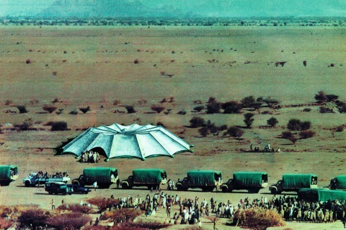 „Shelter“, nach dreißig Jahren so aktuell wie zur Entstehungszeit. 1985 entwarfen Future Systems angesichts der Hungerkatastrophe in Äthiopien eine hightech-Zeltkonstruktion als Notunterkunft.<br />