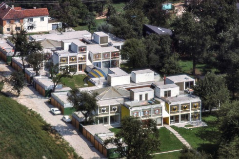 Das Luftbild zeigt die Organisation der Häuser um einen gemeinsamen Innenraum und ihre Verbindung durch das Schwimmbad Wohnungsgrundrisse<br />