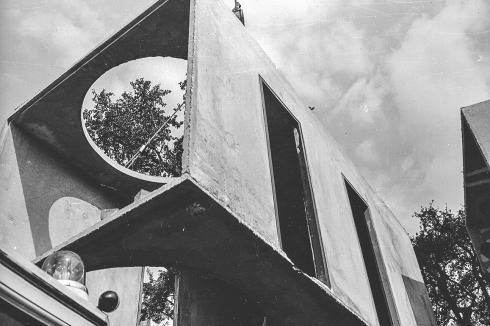 Die erste Wohnanlage war noch aus Raummodulen erstellt. Oben links die Anzeige, mit der der Architekt nach Mitstreitern suchte<br />