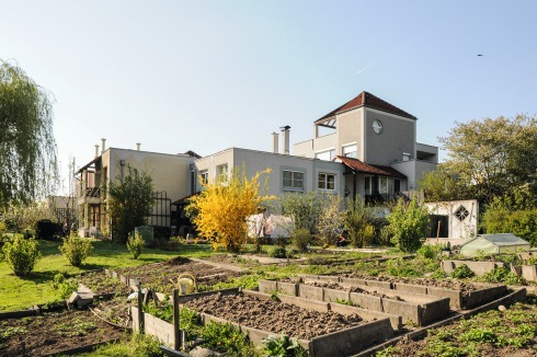 <strong>1985</strong> „Les Paletuviers 5“ in Kirchberg-Thening Thürnau, Baujahr 1984/85, von Fritz Matzinger 1990–92 um <br />eine weitere Wohnanlage ergänzt<br />