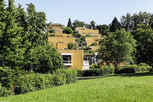 <strong>1999</strong> Das Atrium der Wohnanlage „Guglmugl“ in Linz, Baujahr 2000, ist als den Hang begleitende Raumkaskade aus­gebildet, die den Bewohnern auf den einzelnen Ebenen unterschiedliche Aktivitäten ermöglicht<br />