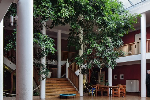 Das Atrium im westlichen, roten Gebäude<br />