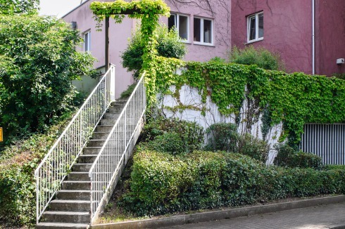 <strong>1992</strong> Die Wohnungen, die über der Parkgarage beginnen, haben ihre Gärten auf dem Sockel. Der unterschiedliche Bewuchs lässt die beiden Häuser ein Vierteljahrhundert nach ihrem Bezug individuell wirken.<br />