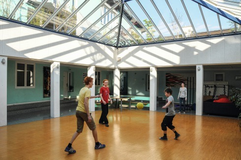 <strong>1992</strong> Atrium und Schwimmbad der fünfzehnten „Les Palestuviers“-Wohnanlage in Leonding-Gaumberg, 1992–94 realisiert<br />