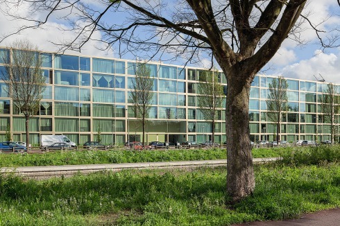 Für einen Wohnungsbau in Den Haag-Moerwijk ent­wickelten Kempe Thill eine Fassade, die im Werk vorgefertigt wurde.<br />