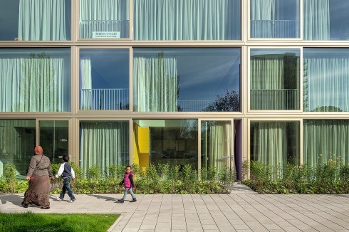 Die Aluminiumfensterrahmen und  Abdeckbleche sind in dezenter Goldfarbe ausgeführt. <br />
