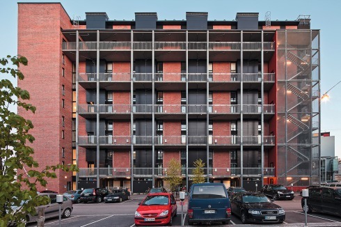 Die finnische Architektin Pia Ilonen baute in Helsinki ein Wohnhaus, das die Bewohner selbst ausbauen ...<br />