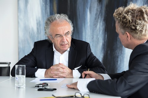 <strong>Werner Sobek</strong> ist Architekt und beratender Ingenieur. Für die Serie 700 wurden die Erfahrungen aus Hausprojekten wie dem B10 in Stuttgart auf die großmaßstäbliche Serienproduktion erweitert.<br />