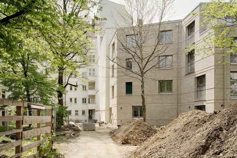 Gleicher Innenhof, anderer Eigentümer: Im Süden des Hofs wurde eine Kindertagesstätte an eine Brandwand gebaut<br />