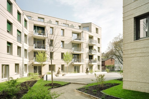 Die Architekten wählten für die Fassade der mäandernden Neubauten Egernsunder Ziegel mit Kalkbrand<br />